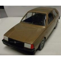 Volvo 343 DL 2D. ruskea muoviauto