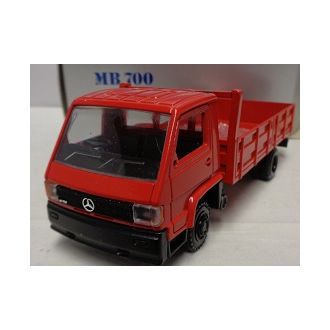 Mercdes-Benz 700 punainen